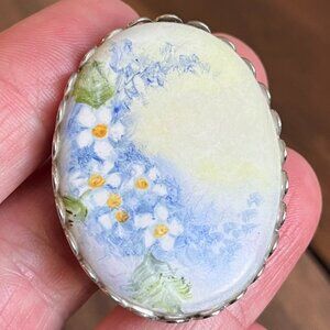 Vintage  Retro Hand Painted Ceramic Brooch White Daisy Gold Tone Lapel Pin